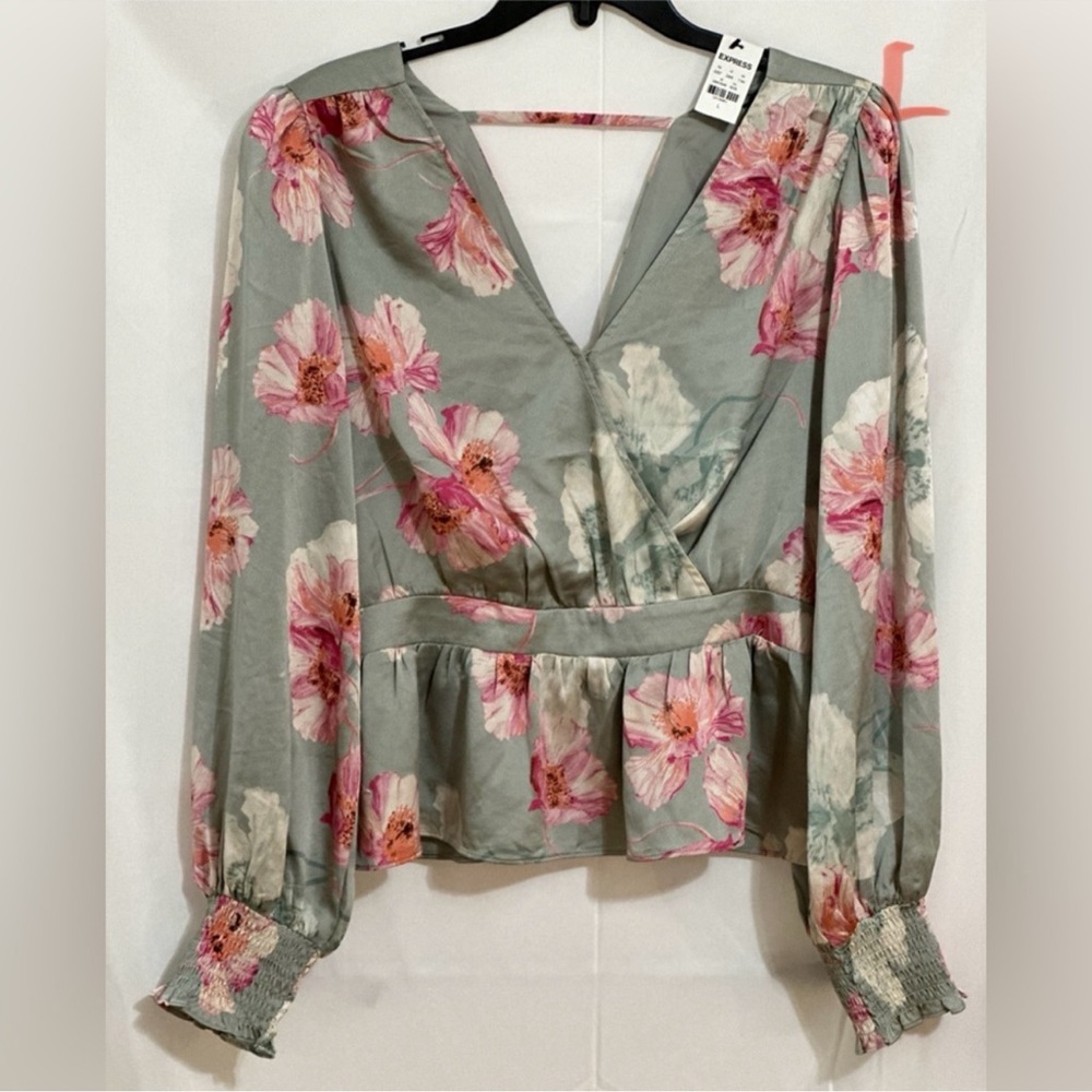 Express Ladies Sage Color Top With Raspberry Whit… - image 3